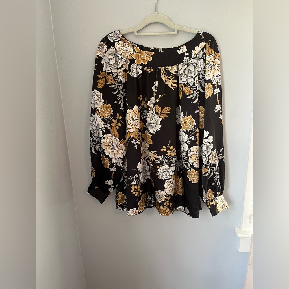 Jaclyn Smith Black and Gold Floral Blouse,‎ crew neck long sleeve